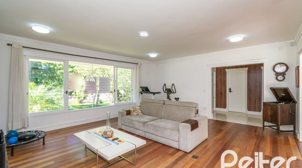 Casa à venda com 400m², 3 dormitórios, 2 suítes, 4 vagas, no bairro Jardim Isabel em Porto Alegre