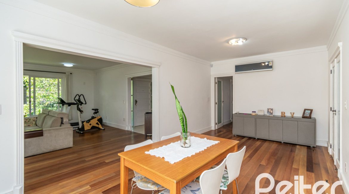 Casa à venda com 400m², 3 dormitórios, 2 suítes, 4 vagas, no bairro Jardim Isabel em Porto Alegre