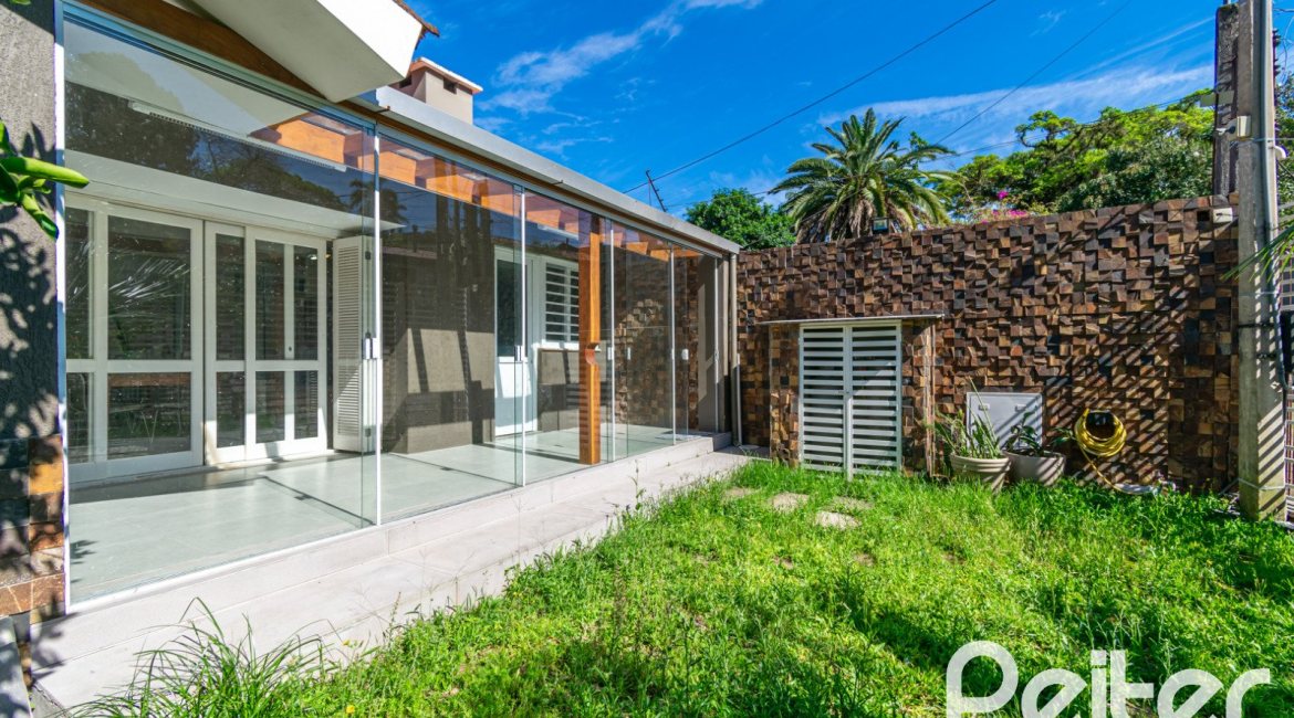 Casa à venda com 400m², 3 dormitórios, 2 suítes, 4 vagas, no bairro Jardim Isabel em Porto Alegre