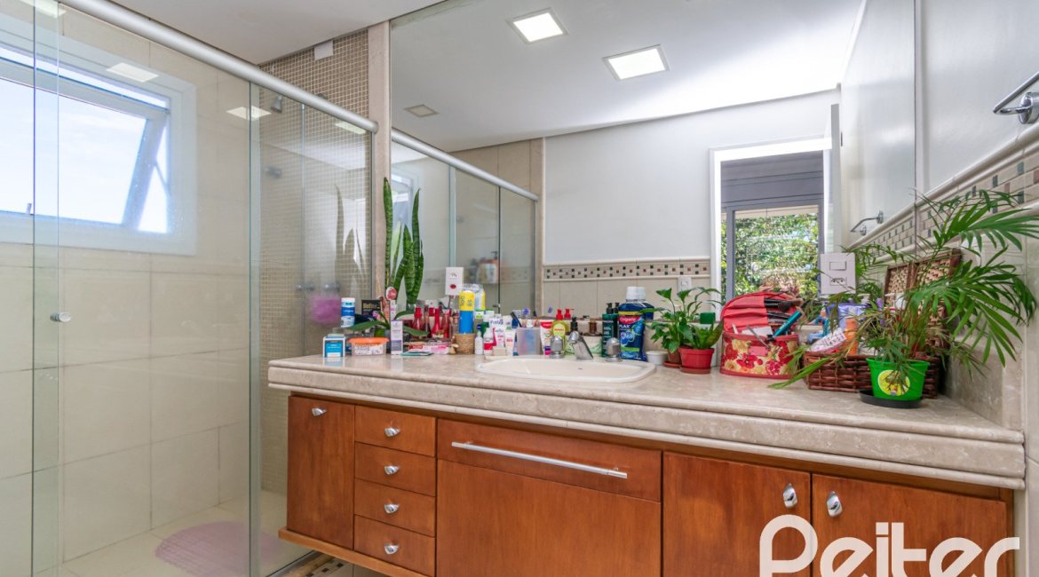 Casa à venda com 400m², 3 dormitórios, 2 suítes, 4 vagas, no bairro Jardim Isabel em Porto Alegre