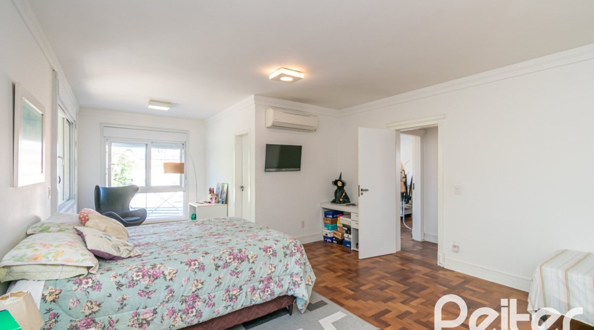 Casa à venda com 400m², 3 dormitórios, 2 suítes, 4 vagas, no bairro Jardim Isabel em Porto Alegre