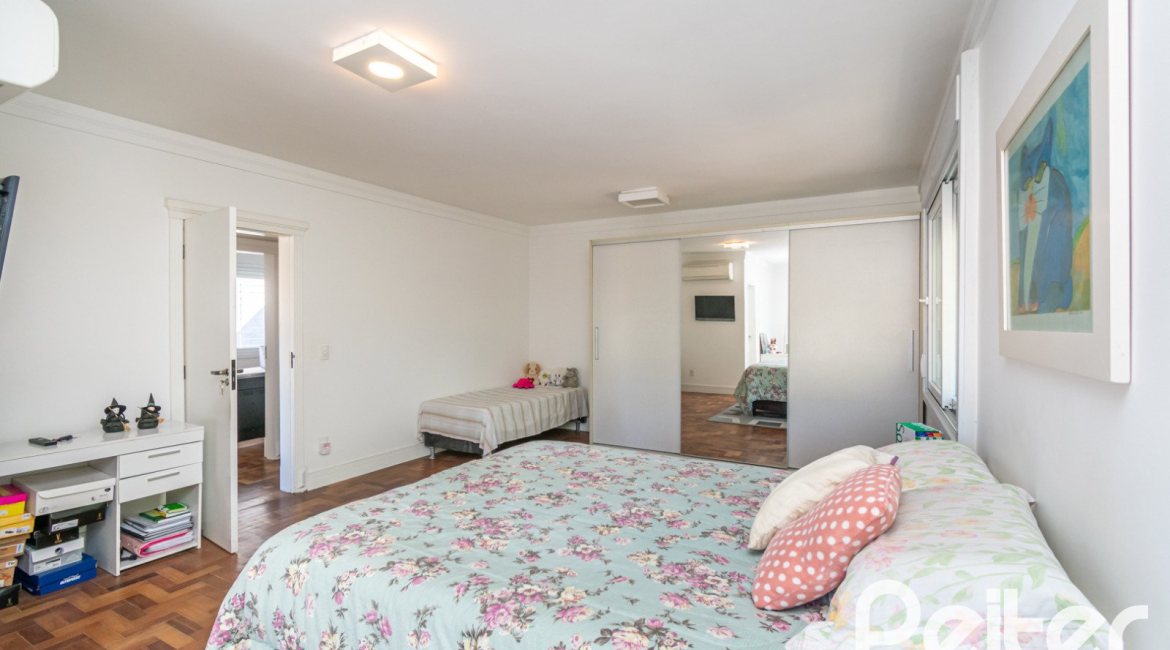 Casa à venda com 400m², 3 dormitórios, 2 suítes, 4 vagas, no bairro Jardim Isabel em Porto Alegre