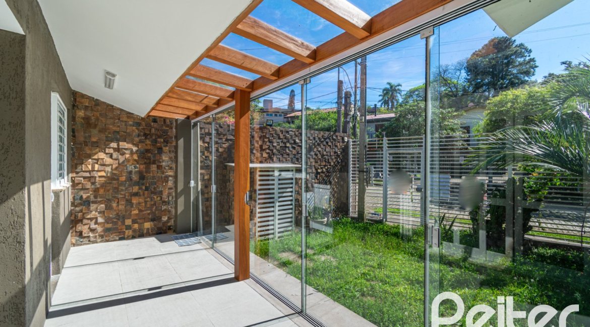 Casa à venda com 400m², 3 dormitórios, 2 suítes, 4 vagas, no bairro Jardim Isabel em Porto Alegre