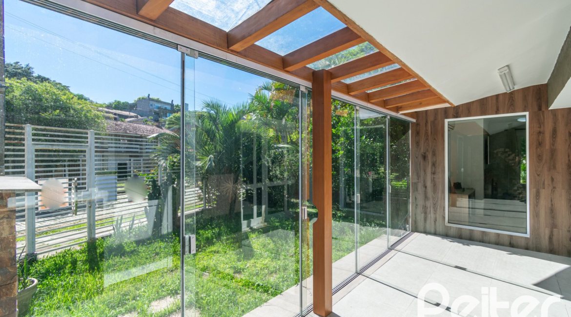 Casa à venda com 400m², 3 dormitórios, 2 suítes, 4 vagas, no bairro Jardim Isabel em Porto Alegre