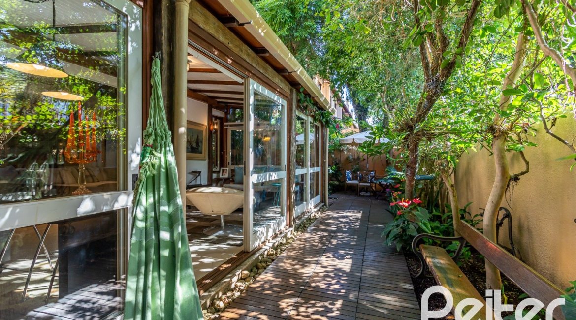 Casa em Condomínio à venda com 380m², 4 dormitórios, 2 suítes, 3 vagas, no bairro Tristeza em PORTO ALEGRE