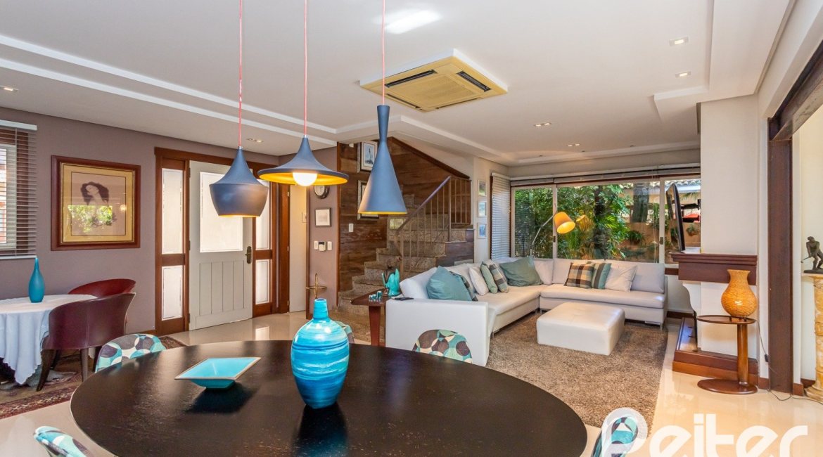 Casa em Condomínio à venda com 380m², 4 dormitórios, 2 suítes, 3 vagas, no bairro Tristeza em PORTO ALEGRE