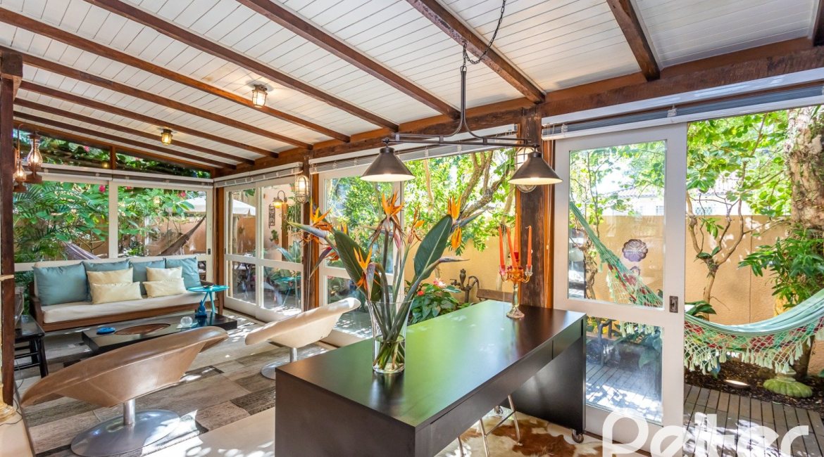 Casa em Condomínio à venda com 380m², 4 dormitórios, 2 suítes, 3 vagas, no bairro Tristeza em PORTO ALEGRE