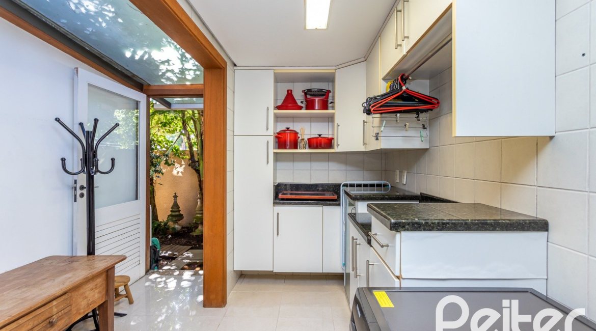 Casa em Condomínio à venda com 380m², 4 dormitórios, 2 suítes, 3 vagas, no bairro Tristeza em PORTO ALEGRE