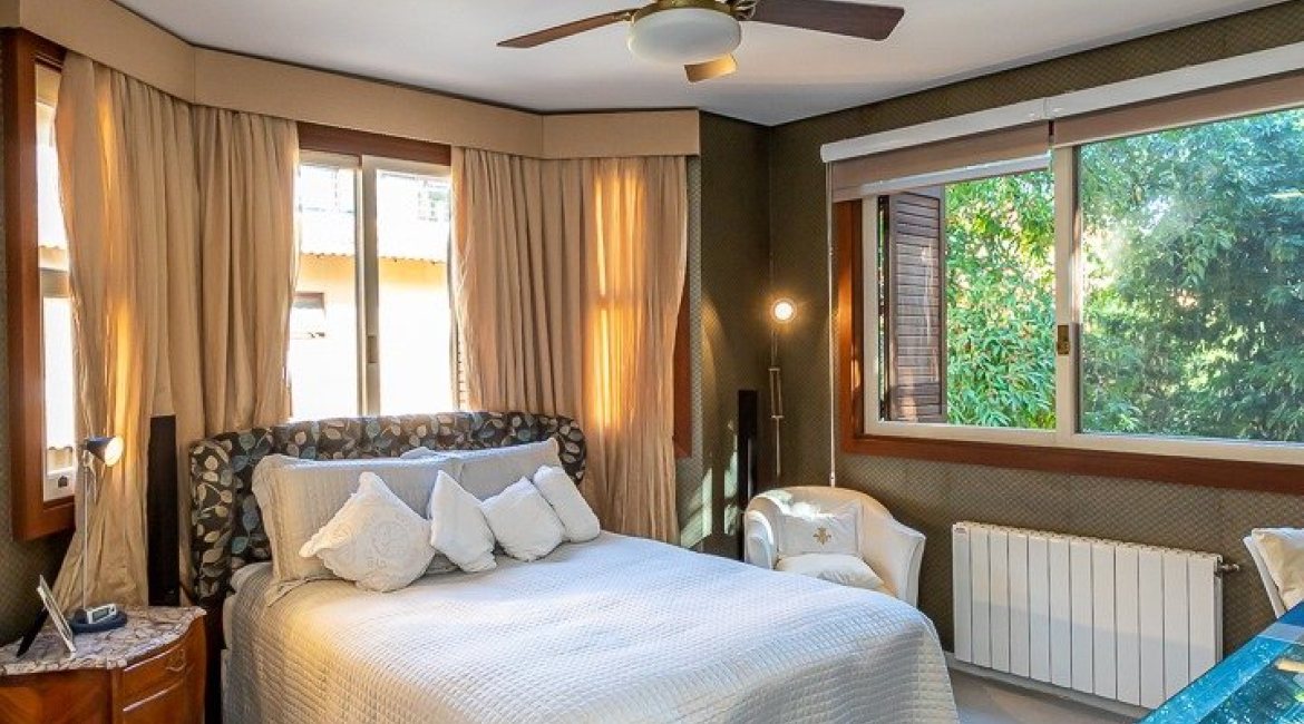 Casa em Condomínio à venda com 380m², 4 dormitórios, 2 suítes, 3 vagas, no bairro Tristeza em PORTO ALEGRE