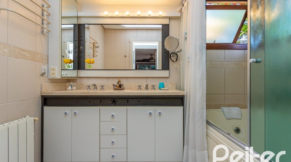 Casa em Condomínio à venda com 380m², 4 dormitórios, 2 suítes, 3 vagas, no bairro Tristeza em PORTO ALEGRE