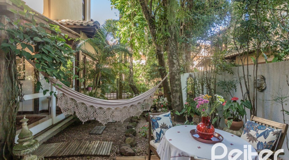 Casa em Condomínio à venda com 380m², 4 dormitórios, 2 suítes, 3 vagas, no bairro Tristeza em PORTO ALEGRE