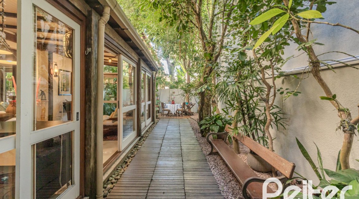 Casa em Condomínio à venda com 380m², 4 dormitórios, 2 suítes, 3 vagas, no bairro Tristeza em PORTO ALEGRE