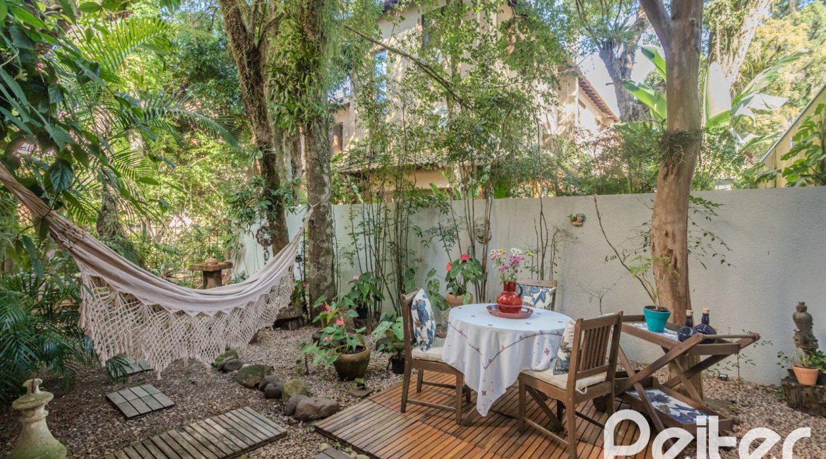 Casa em Condomínio à venda com 380m², 4 dormitórios, 2 suítes, 3 vagas, no bairro Tristeza em PORTO ALEGRE