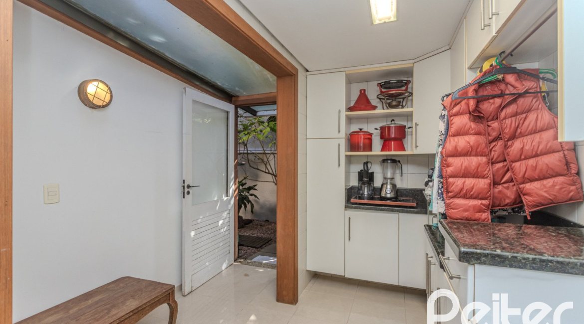 Casa em Condomínio à venda com 380m², 4 dormitórios, 2 suítes, 3 vagas, no bairro Tristeza em PORTO ALEGRE