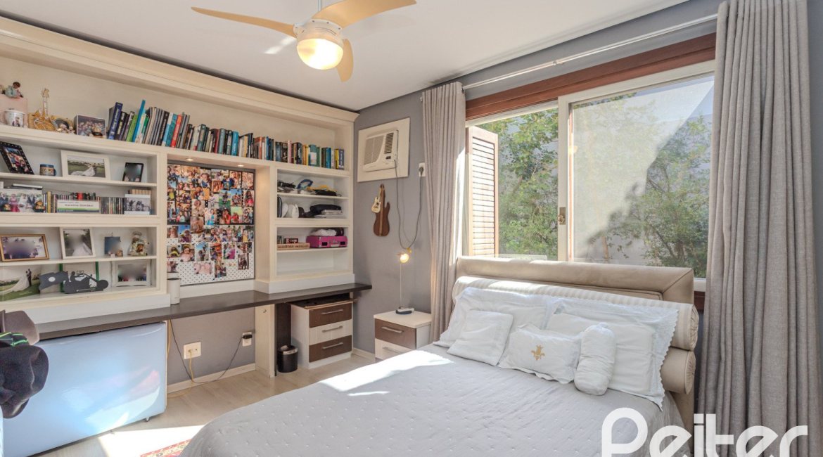 Casa em Condomínio à venda com 380m², 4 dormitórios, 2 suítes, 3 vagas, no bairro Tristeza em PORTO ALEGRE