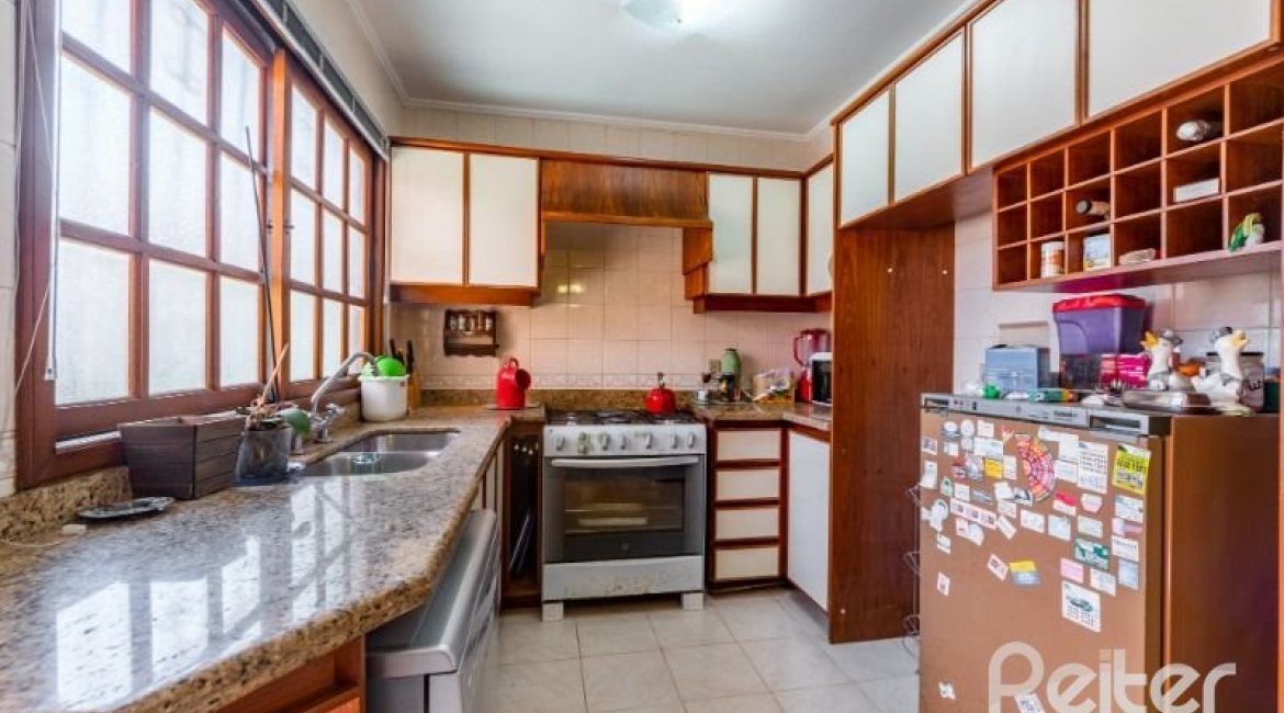Casa em Condomínio à venda com 178m², 4 dormitórios, 2 suítes, 4 vagas, no bairro Ipanema em Porto Alegre