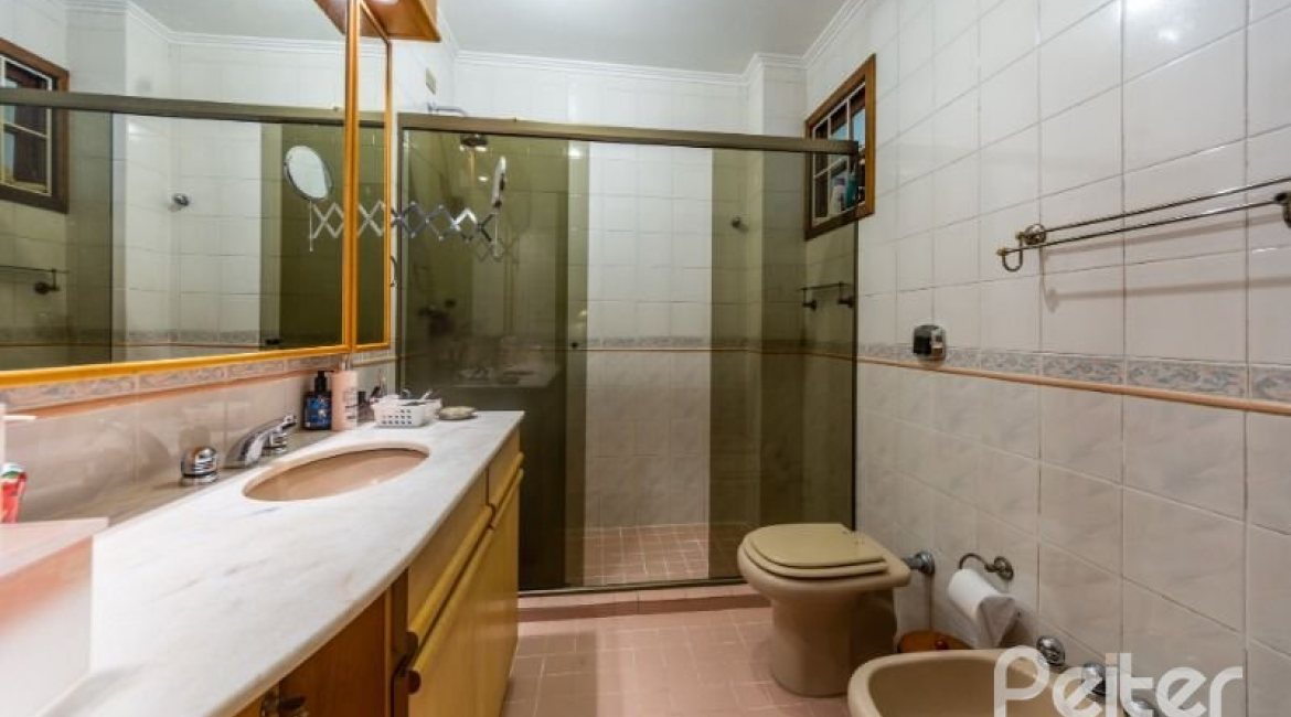 Casa em Condomínio à venda com 178m², 4 dormitórios, 2 suítes, 4 vagas, no bairro Ipanema em Porto Alegre