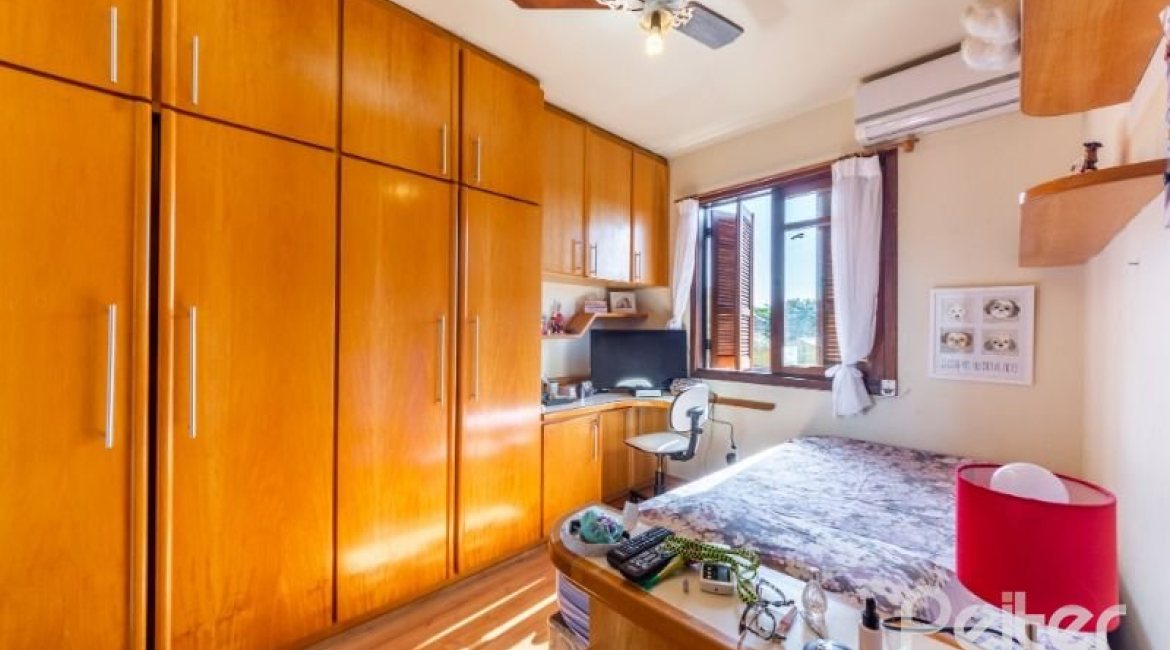 Casa em Condomínio à venda com 178m², 4 dormitórios, 2 suítes, 4 vagas, no bairro Ipanema em Porto Alegre