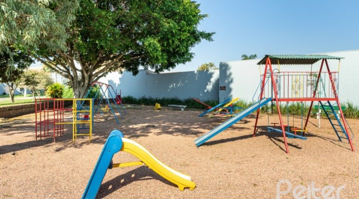 Casa em Condomínio à venda com 290m², 4 dormitórios, 2 suítes, 2 vagas, no bairro Ipanema em Porto Alegre