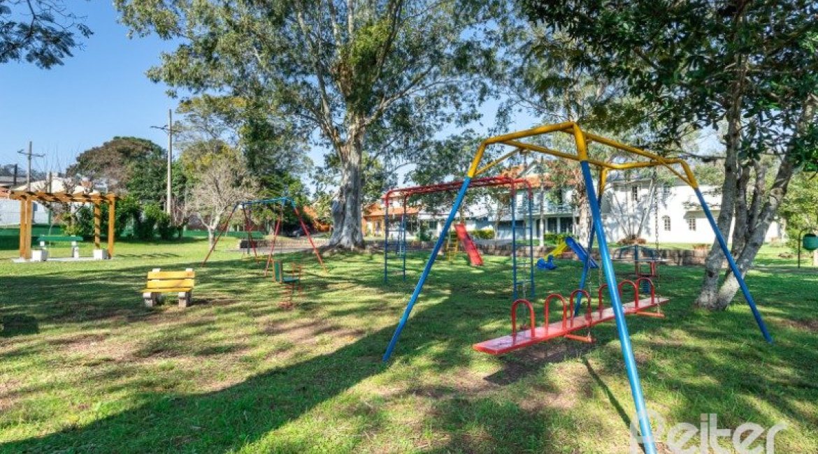 Casa em Condomínio à venda com 290m², 4 dormitórios, 2 suítes, 2 vagas, no bairro Ipanema em Porto Alegre