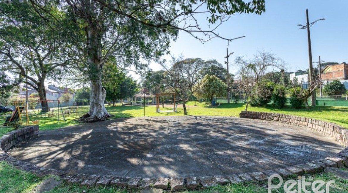 Casa em Condomínio à venda com 290m², 4 dormitórios, 2 suítes, 2 vagas, no bairro Ipanema em Porto Alegre