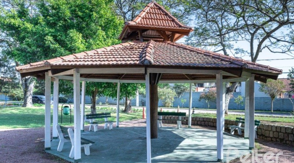 Casa em Condomínio à venda com 290m², 4 dormitórios, 2 suítes, 2 vagas, no bairro Ipanema em Porto Alegre