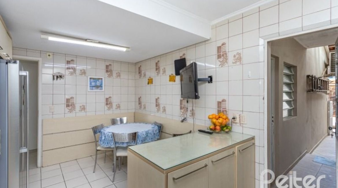 Casa em Condomínio à venda com 290m², 4 dormitórios, 2 suítes, 2 vagas, no bairro Ipanema em Porto Alegre