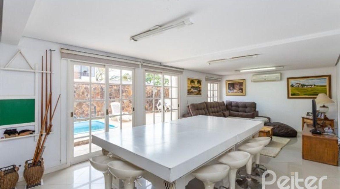 Casa em Condomínio à venda com 290m², 4 dormitórios, 2 suítes, 2 vagas, no bairro Ipanema em Porto Alegre