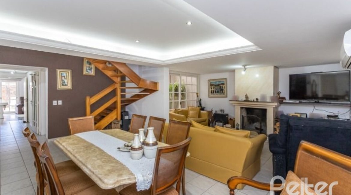 Casa em Condomínio à venda com 290m², 4 dormitórios, 2 suítes, 2 vagas, no bairro Ipanema em Porto Alegre