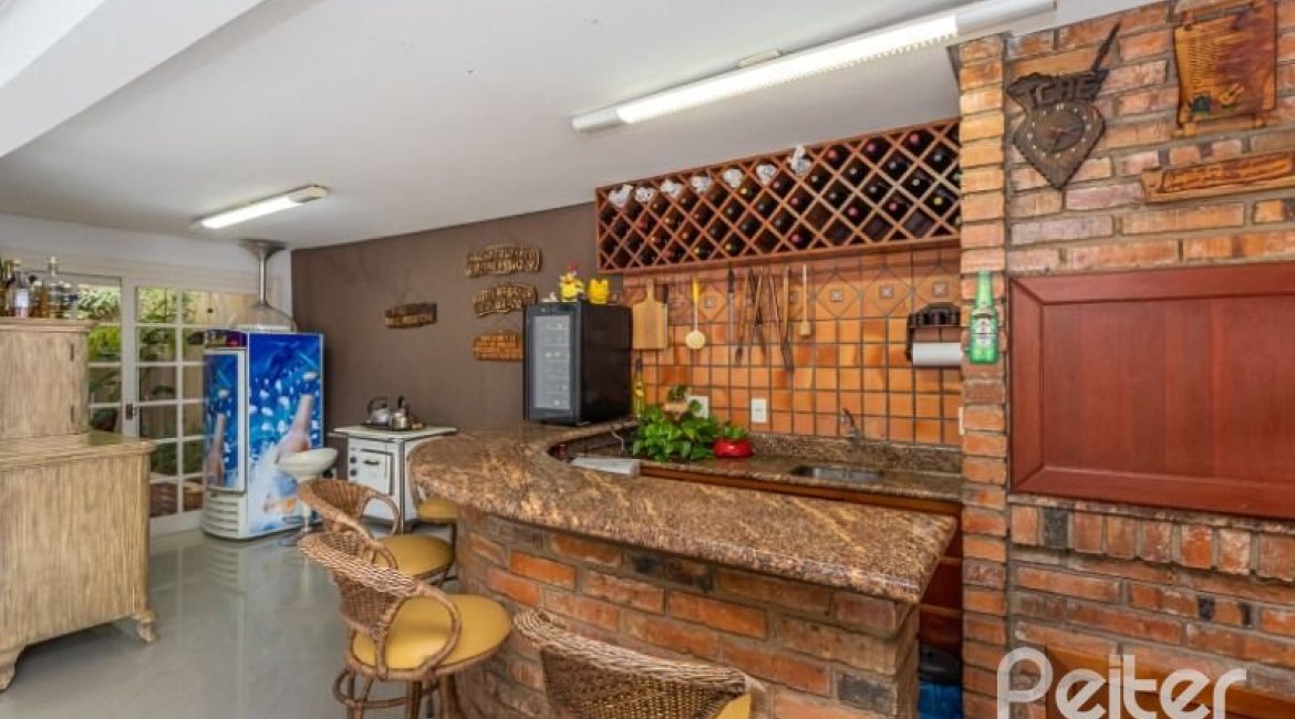 Casa em Condomínio à venda com 290m², 4 dormitórios, 2 suítes, 2 vagas, no bairro Ipanema em Porto Alegre