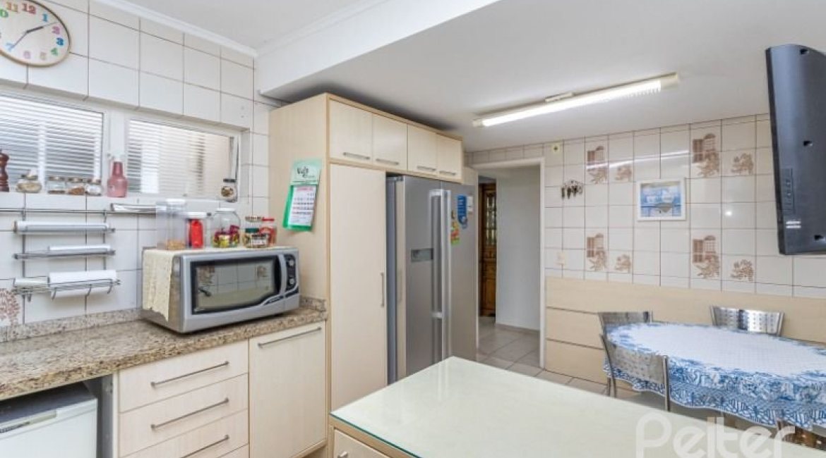 Casa em Condomínio à venda com 290m², 4 dormitórios, 2 suítes, 2 vagas, no bairro Ipanema em Porto Alegre