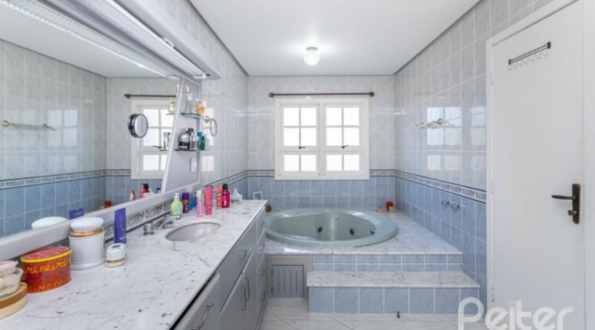 Casa em Condomínio à venda com 290m², 4 dormitórios, 2 suítes, 2 vagas, no bairro Ipanema em Porto Alegre