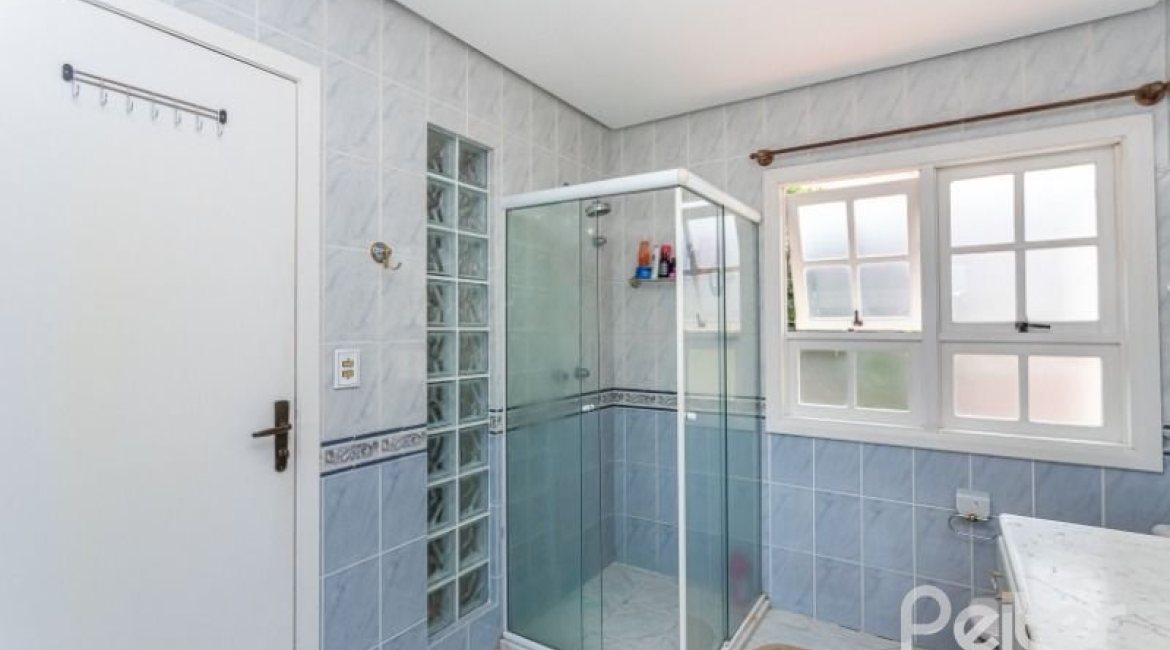 Casa em Condomínio à venda com 290m², 4 dormitórios, 2 suítes, 2 vagas, no bairro Ipanema em Porto Alegre