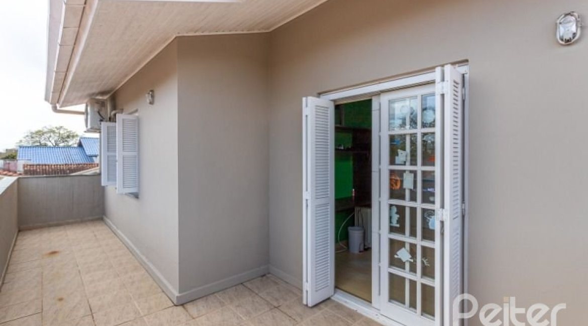 Casa em Condomínio à venda com 290m², 4 dormitórios, 2 suítes, 2 vagas, no bairro Ipanema em Porto Alegre