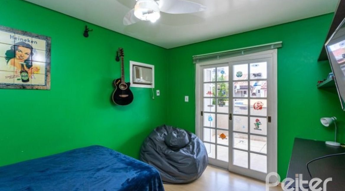 Casa em Condomínio à venda com 290m², 4 dormitórios, 2 suítes, 2 vagas, no bairro Ipanema em Porto Alegre