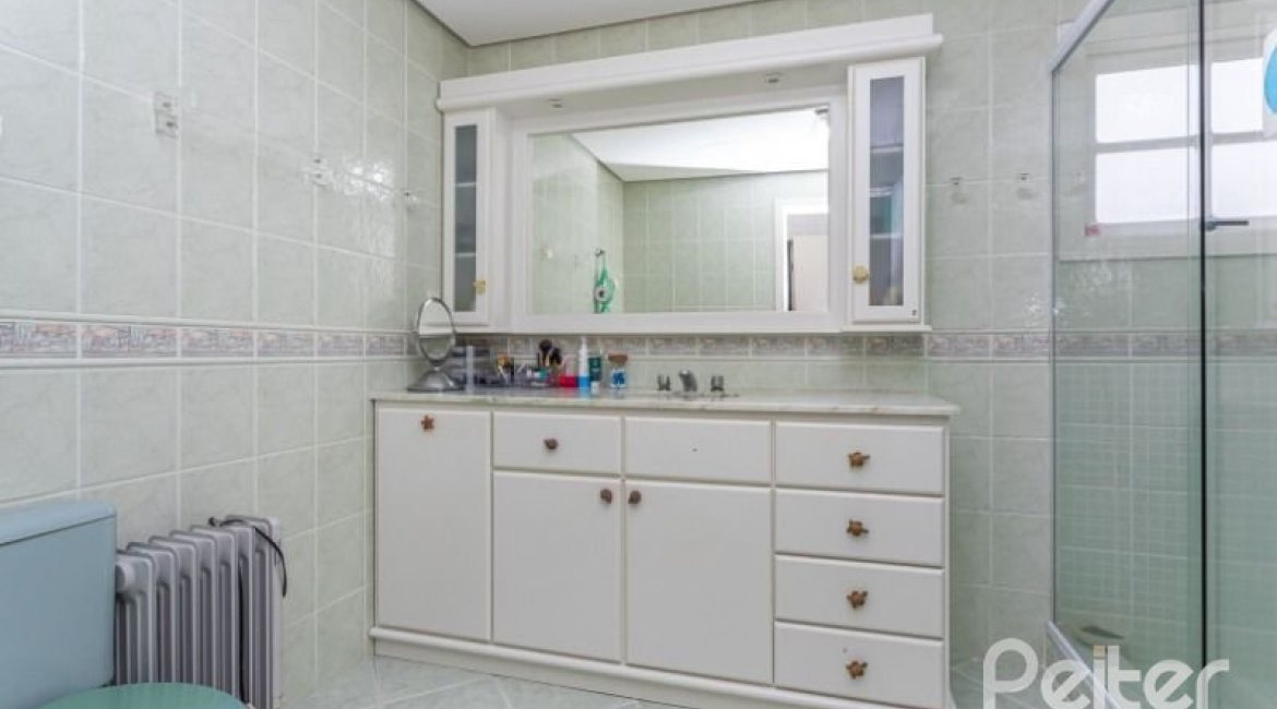 Casa em Condomínio à venda com 290m², 4 dormitórios, 2 suítes, 2 vagas, no bairro Ipanema em Porto Alegre