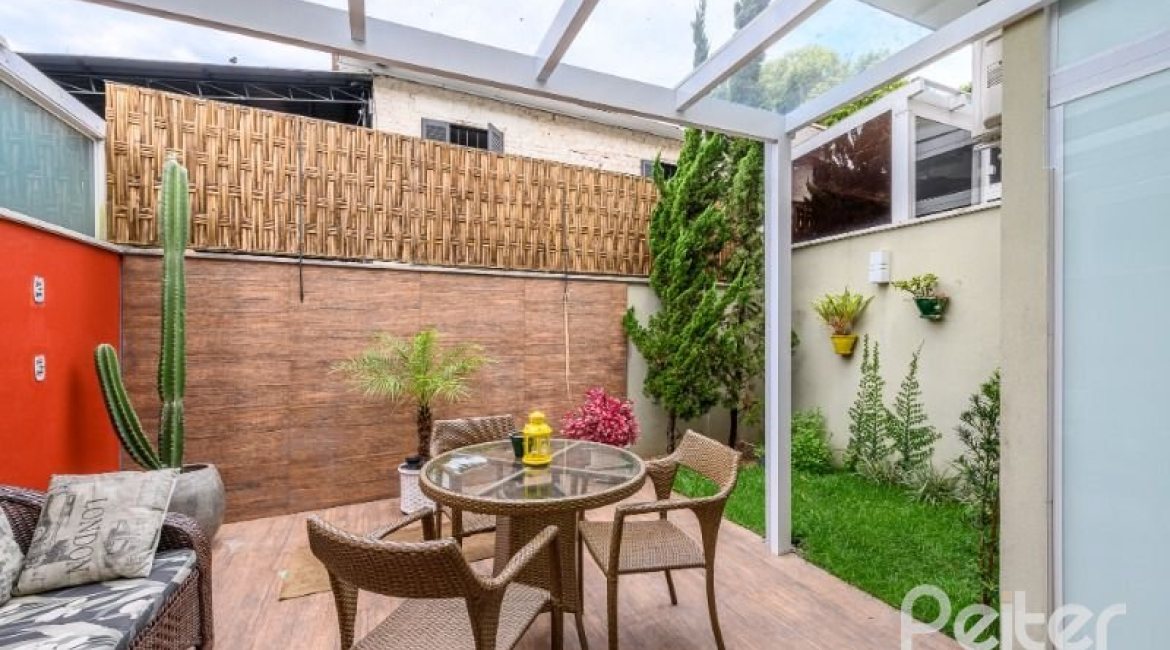 Casa em Condomínio à venda com 190m², 3 dormitórios, 1 suíte, 2 vagas, no bairro Tristeza em Porto Alegre