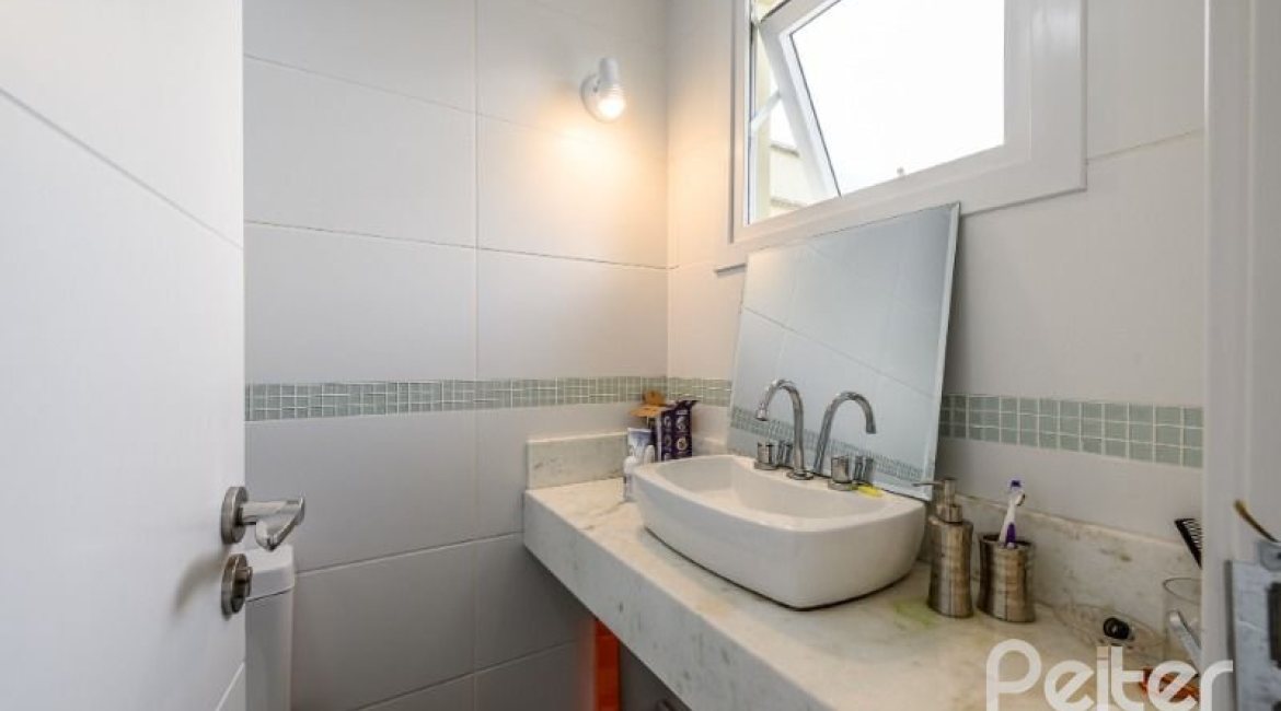 Casa em Condomínio à venda com 190m², 3 dormitórios, 1 suíte, 2 vagas, no bairro Tristeza em Porto Alegre