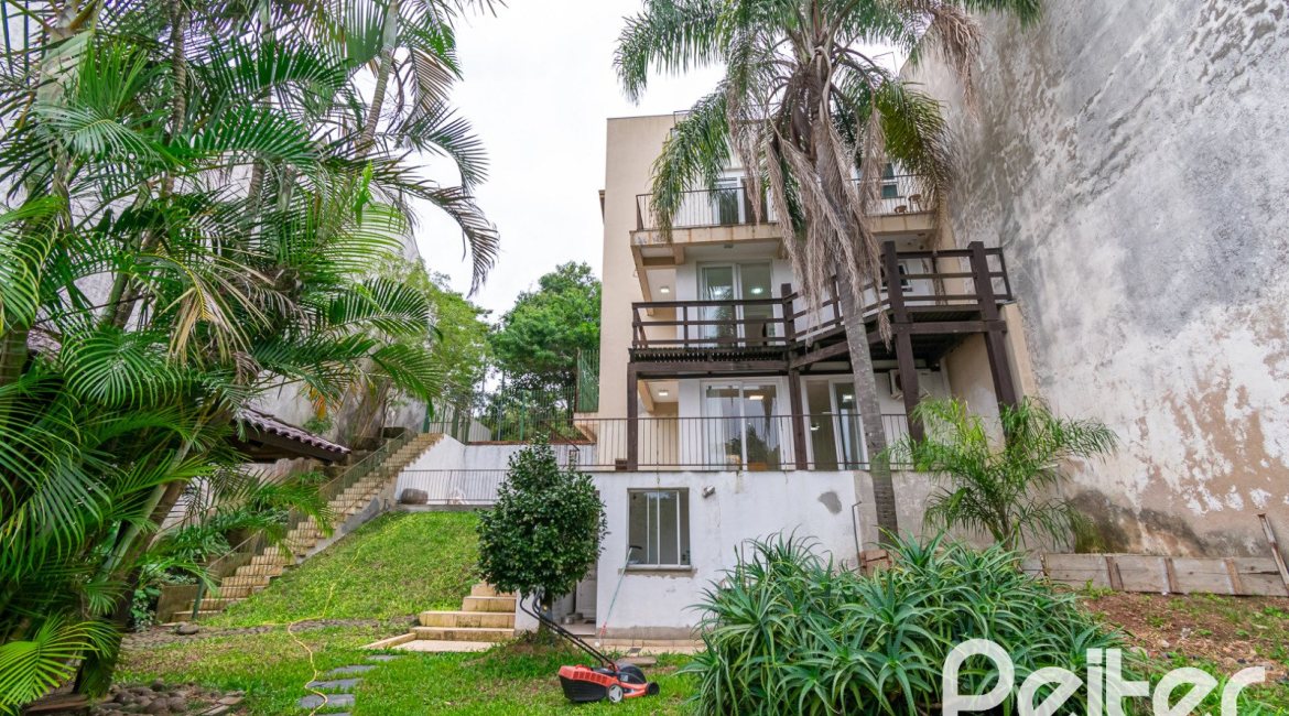 Casa à venda com 262m², 3 dormitórios, 1 suíte, 2 vagas, no bairro Jardim Isabel em Porto Alegre