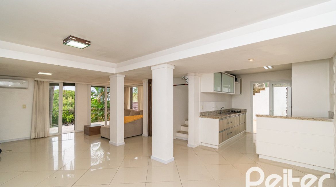 Casa à venda com 262m², 3 dormitórios, 1 suíte, 2 vagas, no bairro Jardim Isabel em Porto Alegre