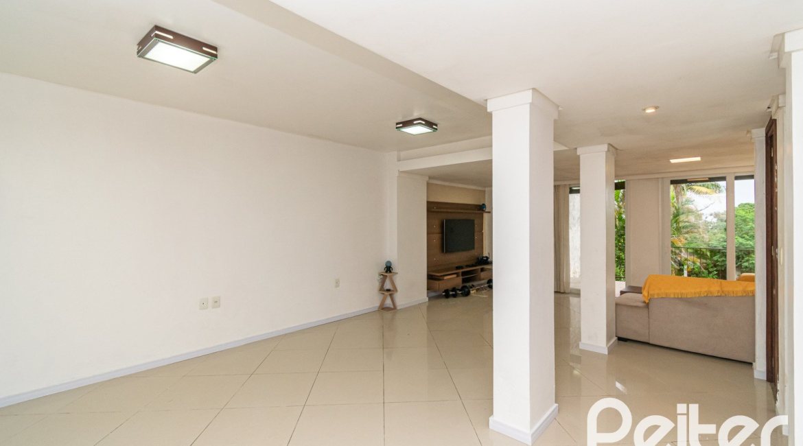 Casa à venda com 262m², 3 dormitórios, 1 suíte, 2 vagas, no bairro Jardim Isabel em Porto Alegre