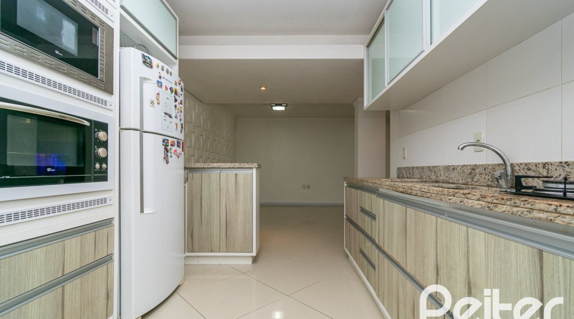 Casa à venda com 262m², 3 dormitórios, 1 suíte, 2 vagas, no bairro Jardim Isabel em Porto Alegre