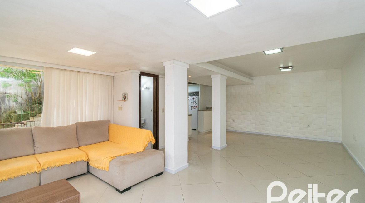 Casa à venda com 262m², 3 dormitórios, 1 suíte, 2 vagas, no bairro Jardim Isabel em Porto Alegre