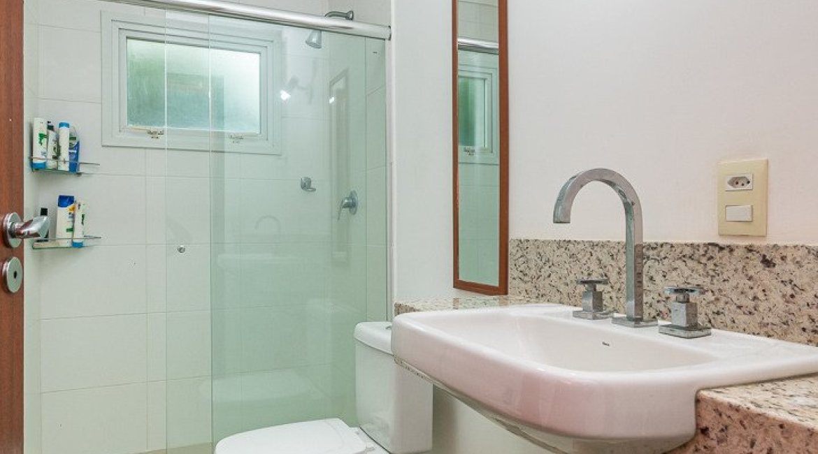 Casa à venda com 262m², 3 dormitórios, 1 suíte, 2 vagas, no bairro Jardim Isabel em Porto Alegre