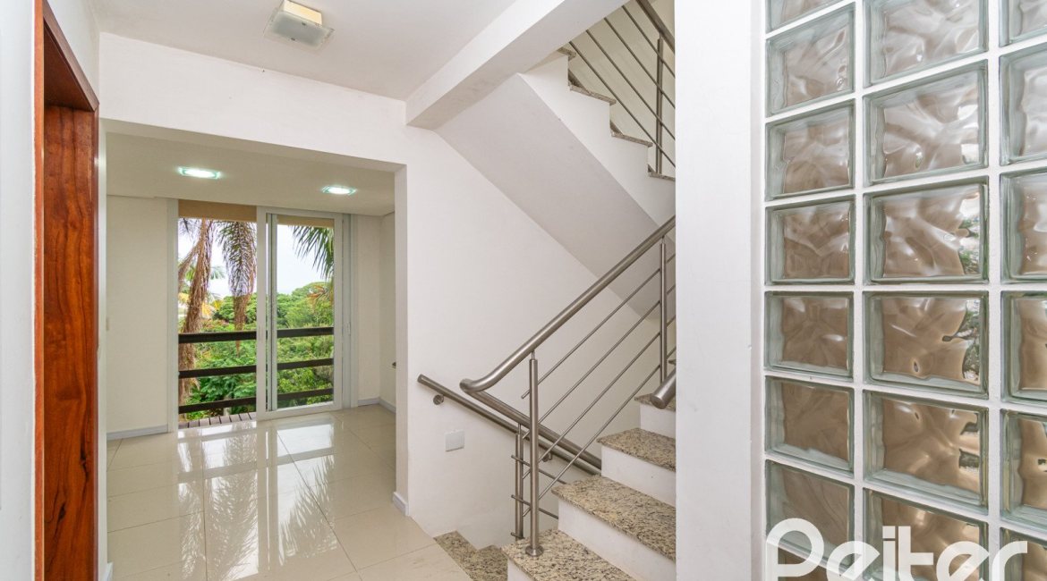 Casa à venda com 262m², 3 dormitórios, 1 suíte, 2 vagas, no bairro Jardim Isabel em Porto Alegre