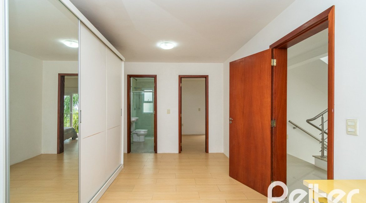Casa à venda com 262m², 3 dormitórios, 1 suíte, 2 vagas, no bairro Jardim Isabel em Porto Alegre
