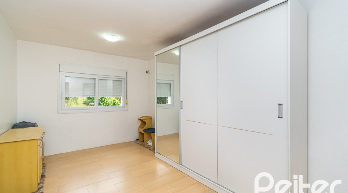 Casa à venda com 262m², 3 dormitórios, 1 suíte, 2 vagas, no bairro Jardim Isabel em Porto Alegre