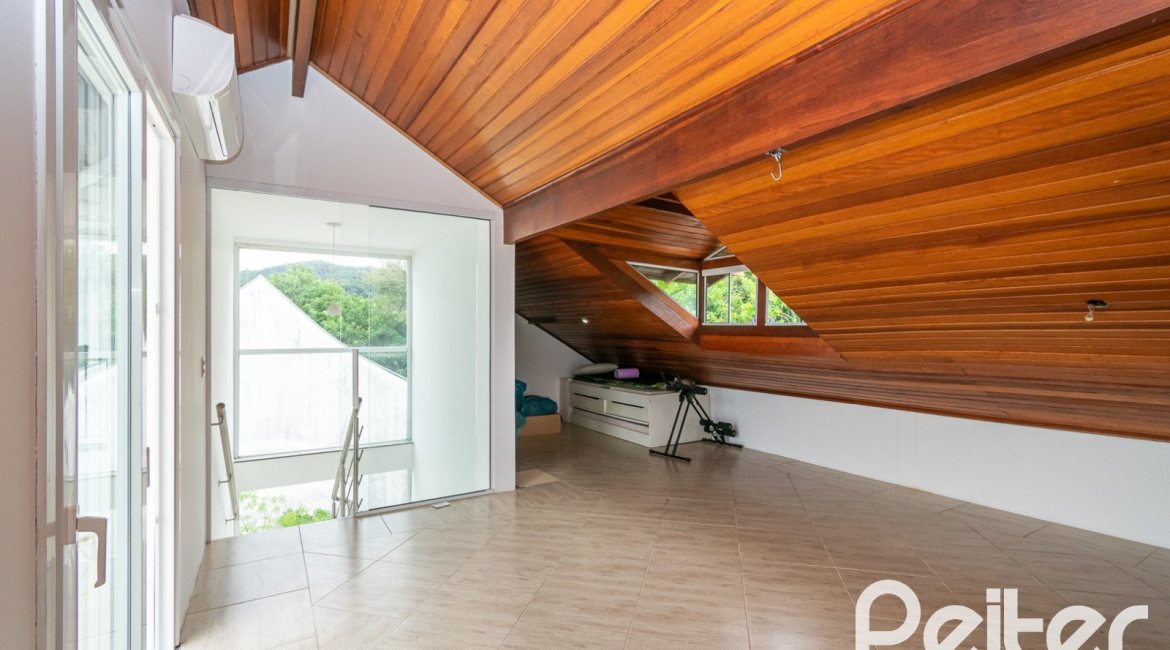 Casa à venda com 262m², 3 dormitórios, 1 suíte, 2 vagas, no bairro Jardim Isabel em Porto Alegre