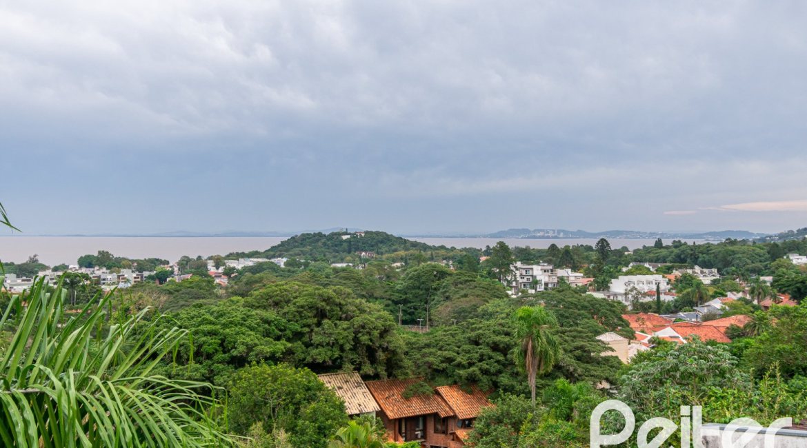 Casa à venda com 262m², 3 dormitórios, 1 suíte, 2 vagas, no bairro Jardim Isabel em Porto Alegre