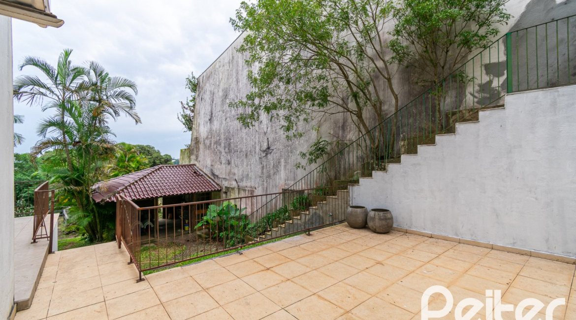 Casa à venda com 262m², 3 dormitórios, 1 suíte, 2 vagas, no bairro Jardim Isabel em Porto Alegre